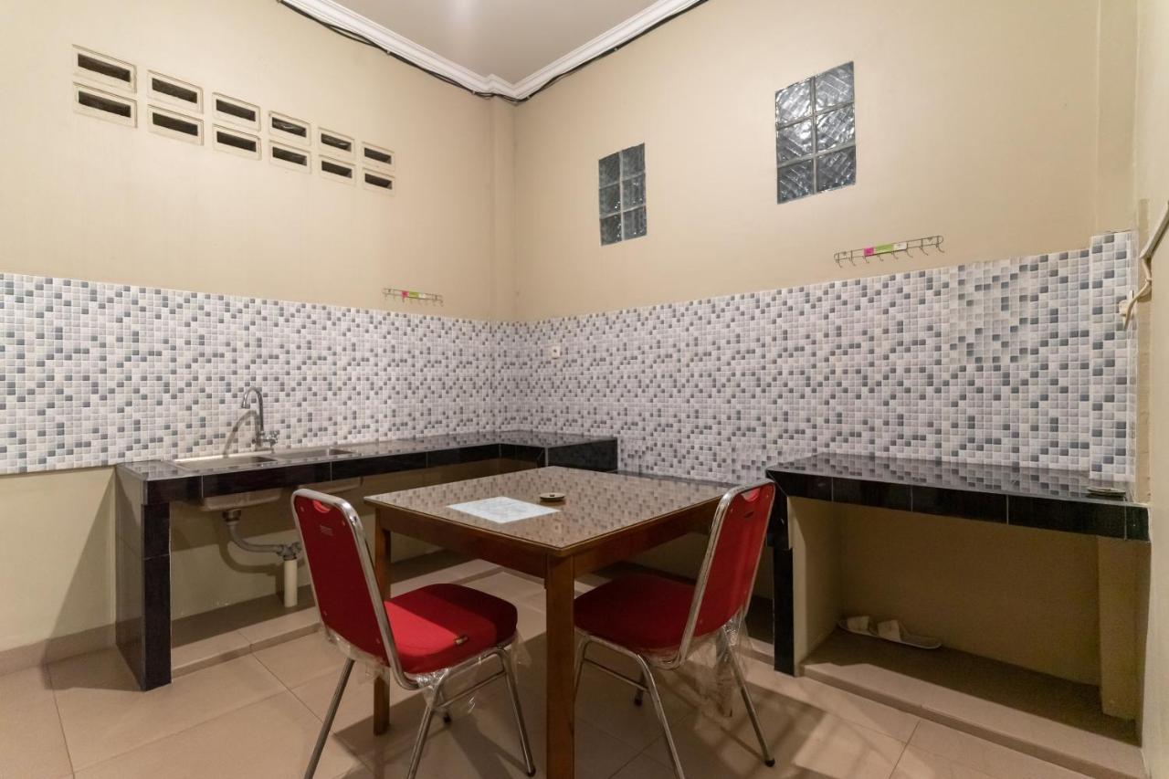 Reddoorz At Joyce Guest House Medan Extérieur photo